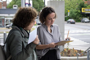 La participante parle à la facilitatrice en faisant une visite de la Maison de la culture Ahuntsic.