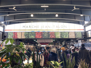 Marché Jean Talon photo de l'aire centrale du marché Jean talon